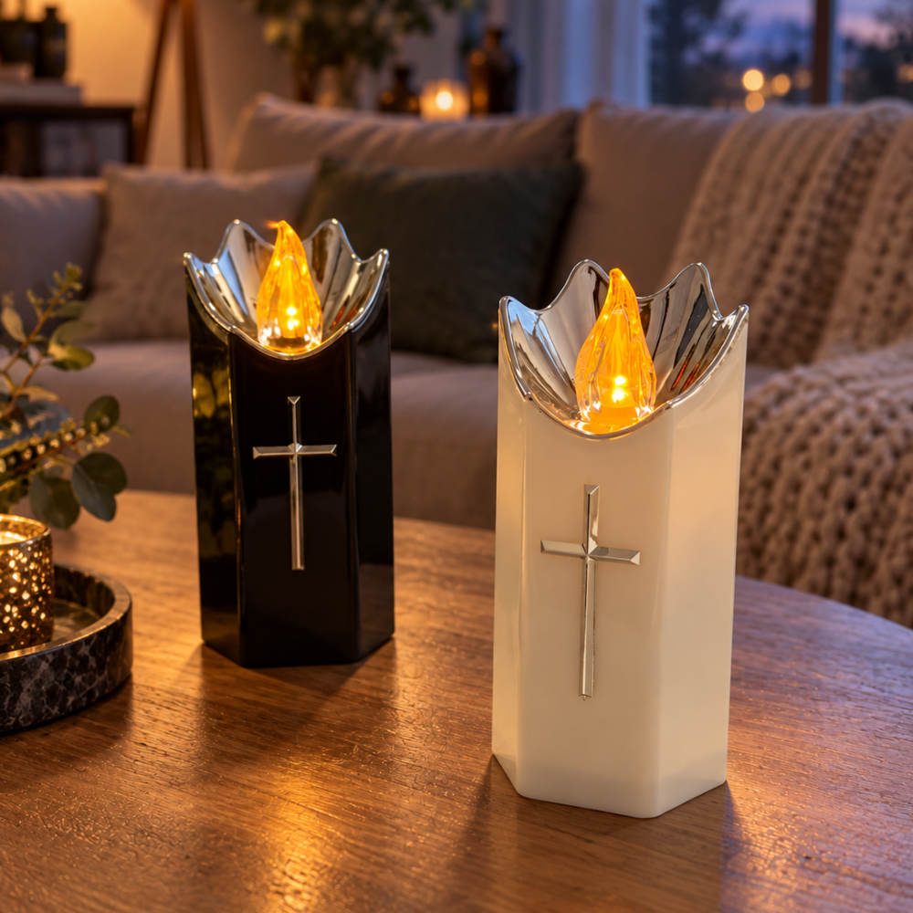 LED-Gedenkkerze mit silbernem Kreuz als stimmungsvolles Motiv